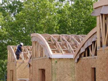 Curved roof truss